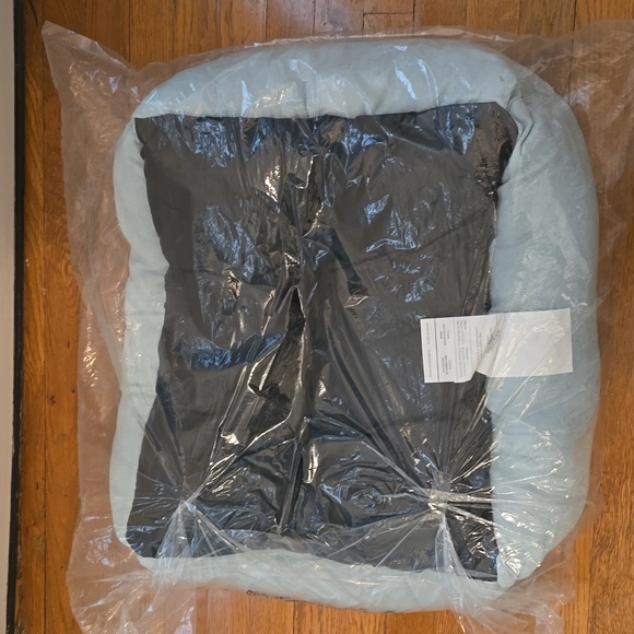 WOOF BRAND LIGHT GREEN AND WHITE PET BED. APPROXIMATELY 24" - Picture 6 of 7